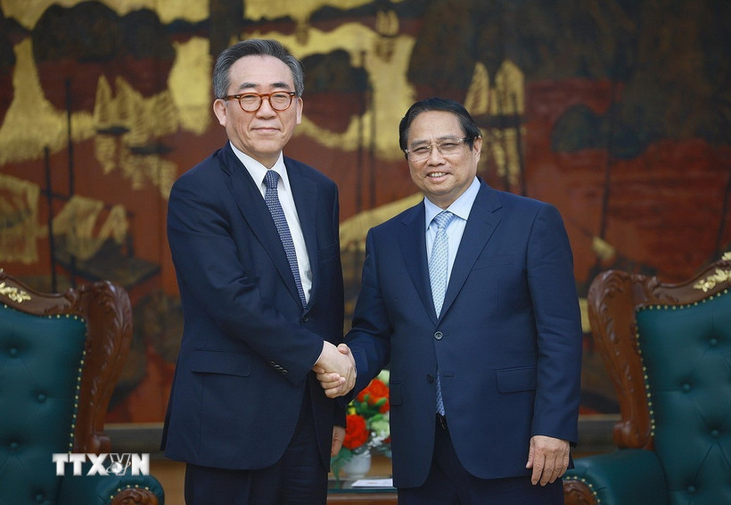 Thủ tướng Phạm Minh Chính tiếp Bộ trưởng Ngoại giao Hàn Quốc Cho Tae-yul. (Ảnh: Dương Giang/TTXVN)
