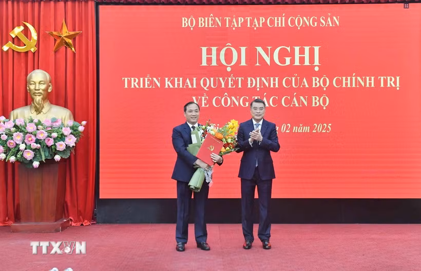 Ông Lê Minh Hưng, Ủy viên Bộ Chính trị, Bí thư Trung ương Đảng, Trưởng Ban Tổ chức Trung ương trao Quyết định cho ông Hoàng Trung Dũng. (Ảnh: TTXVN)