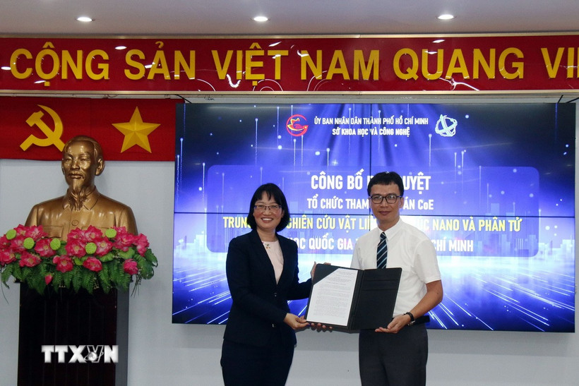 Phó Chủ tịch UBND Thành phố Hồ Chí Minh Trần Thị Diệu Thúy trao chứng nhận cho lãnh đạo Trung tâm INOMAR. (Ảnh: Tiến Lực/TTXVN)