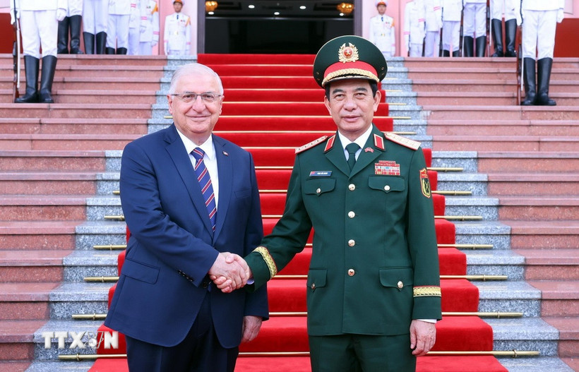Bộ trưởng Bộ Quốc phòng Phan Văn Giang đón Bộ trưởng Bộ Quốc phòng Thổ Nhĩ Kỳ Yasar Guler. (Ảnh: Phạm Kiên/TTXVN)