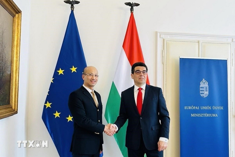 Đại sứ Việt Nam tại Hungary Bùi Lê Thái và Thứ trưởng, Quốc vụ khanh Bộ các vấn đề châu Âu của Hungary Barna Pal Zsigmond. (Ảnh: TTXVN phát)