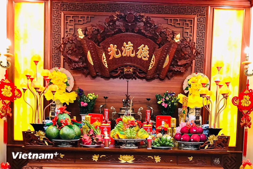 Hoa tươi quả ngọt được bày biện trang nghiêm cùng nén hương thành kính vẫn thể hiện trọn vẹn lòng biết ơn và sự tôn trọng đối với Táo quân. (Ảnh: Bích Hằng/Vietnam+)