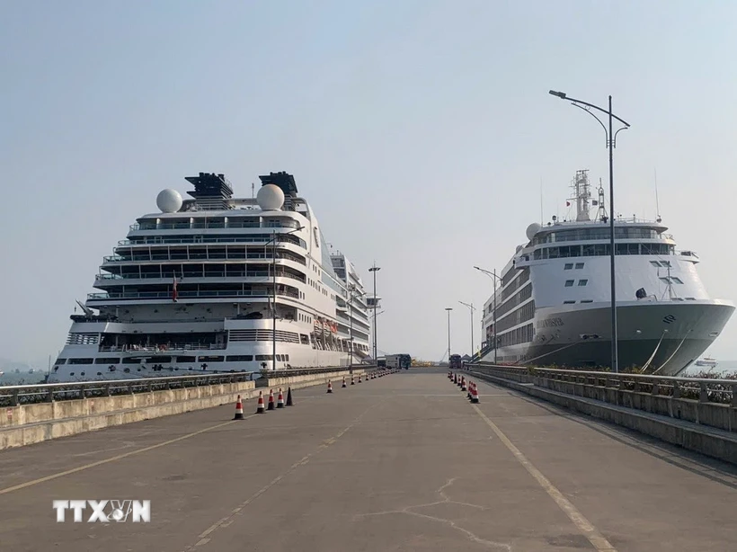 Hai tàu du lịch biển 5 sao quốc tế là Seabourn Encore và Silver Whisper mang quốc tịch Bahamas cùng cập Cảng tàu khách quốc tế Hạ Long. (Ảnh: Thùy Dương/TTXVN phát)