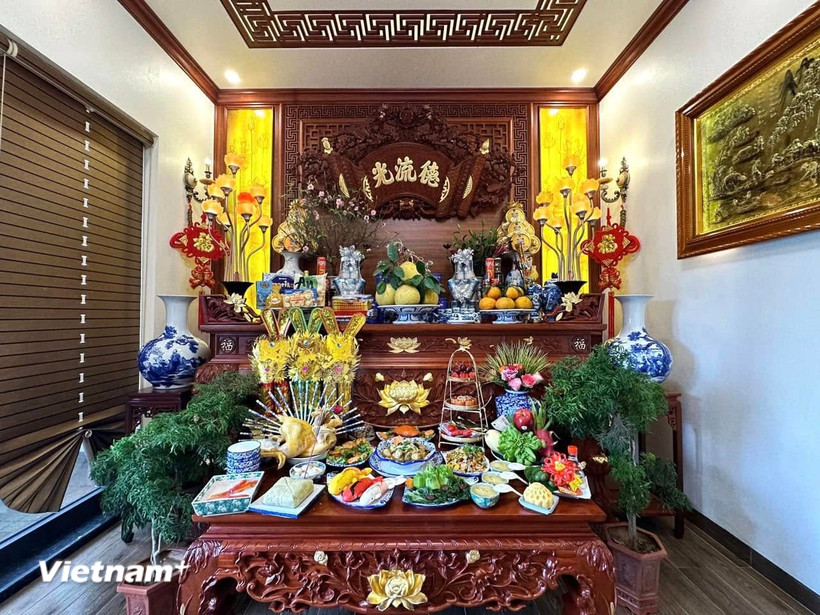 Lễ cúng ông Công ông Táo là dấu mốc mở đầu cho Tết Cả - Tết Nguyên đán lớn nhất trong năm của người Việt. (Ảnh: Vietnam+)