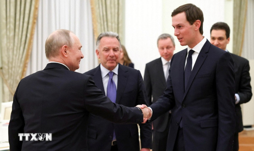 Tổng thống Nga Vladimir Putin (trái) trong cuộc gặp đại diện phái đoàn Mỹ tham gia đàm phán ba bên, gồm Đặc phái viên của Tổng thống Mỹ Steve Witkoff (thứ 2, trái) và Jared Kushner (phải), tại Moskva ngày 22/1/2026. (Ảnh: Reuters/TTXVN)