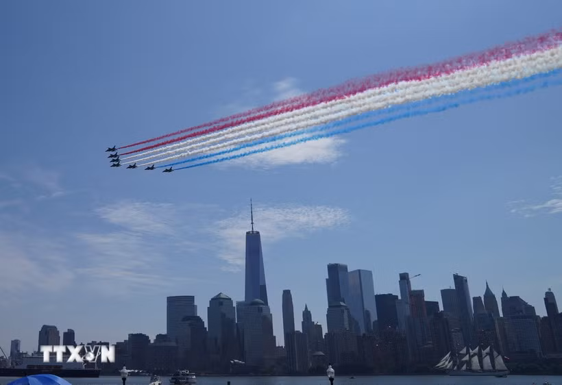 Đội hình máy bay trình diễn nhân kỷ niệm 250 năm Quốc khánh Mỹ tại New York ngày 4/7/2026. (Ảnh: THX/TTXVN phát)