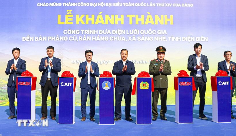 Các đại biểu thực hiện nghi lễ cắt băng khánh thành công trình đưa điện lưới quốc gia đến với bản Phảng Củ và bản Háng Chua, xã Sáng Nhè (Điện Biên). (Ảnh: Phan Quân/TTXVN)