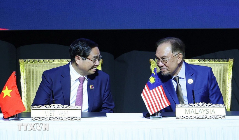 Thủ tướng Phạm Minh Chính và Thủ tướng Malaysia Anwar Ibrahim tại Lễ ký kết Tuyên bố Kuala Lumpur “ASEAN 2045: Tương lai chung của chúng ta". (Ảnh: Dương Giang/TTXVN)