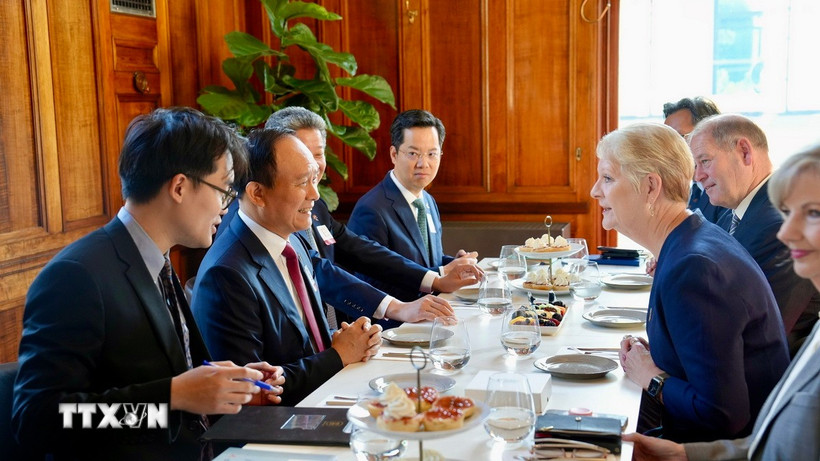 Delegation from Hanoi city works with Ms. Maree Edwards, Speaker of the Victorian House of Representatives. (Photo: VNA)