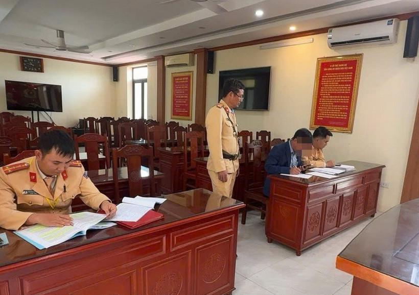 Lực lượng chức năng làm việc với người vi phạm. (Ảnh: Cục CSGT)