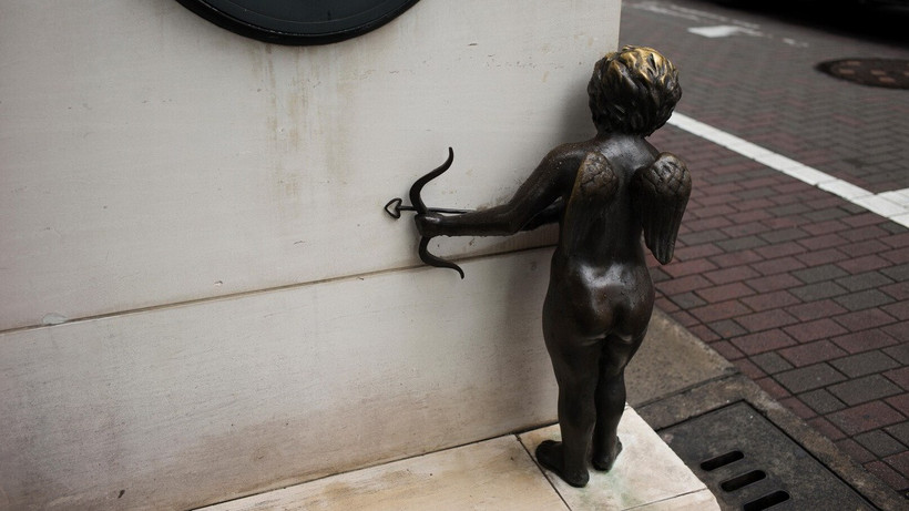 Bức tượng thần Tình yêu Eros bằng đồng ở Tokyo. (Ảnh: Alamy Stock)