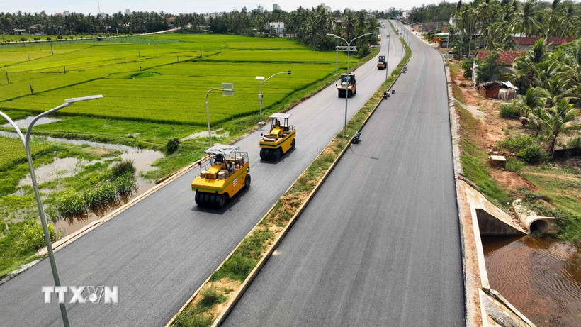 Thảm nhựa tuyến đường kết nối từ đường ven biển đến đường cao tốc Bắc - Nam, thuộc địa bàn thị xã Hoài Nhơn, Bình Định. (Ảnh: Vũ Sinh/TTXVN)