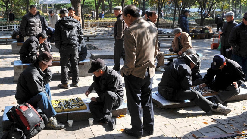 Người cao tuổi giải trí tại một công viên ở trung tâm thành phố Seoul. (Ảnh: AFP/Getty)