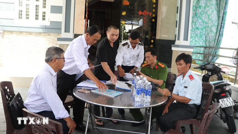 Kiểm tra tại cơ sở giết mổ gia súc V.N, huyện Phụng Hiệp, Hậu Giang. (Ảnh: Nguyễn Hằng/TTXVN)