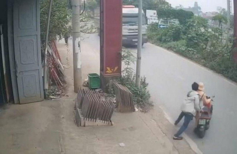 Đối tượng Đặng Từ Thịnh đẩy chiến sỹ Cảnh sát giao thông vào đầu xe tải đang lưu thông. (Ảnh cắt từ clip sự việc)