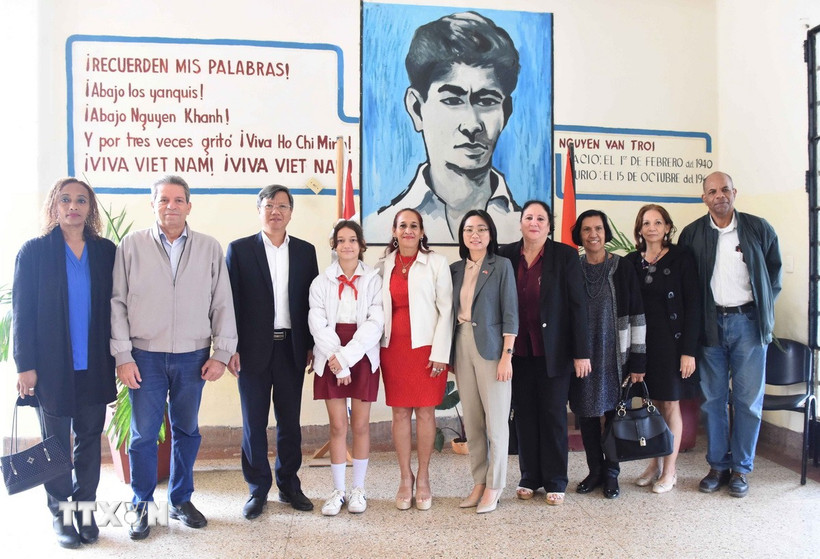 Đại sứ Lê Quang Long, Hiệu trưởng Diamikis de los Milagros Meriño và đại diện Ban Đối ngoại trung ương Đảng Cộng sản Cuba và Viện Cuba Hữu nghị với các dân tộc (ICAP) chụp ảnh chung. (Ảnh: Việt Hùng/TTXVN)