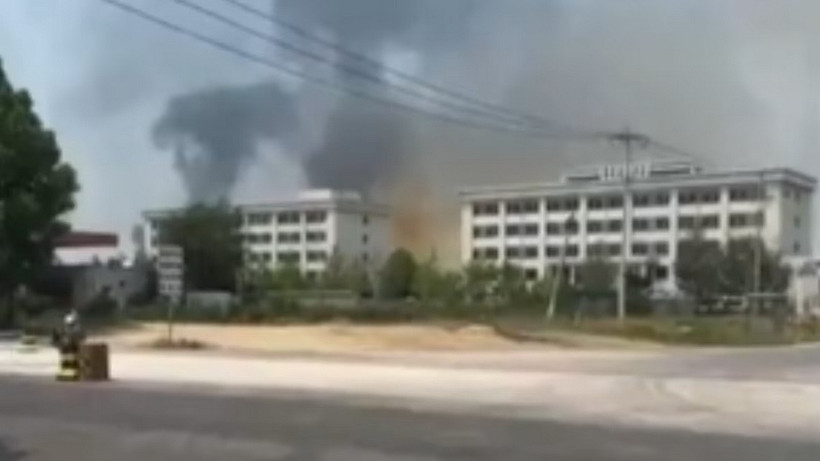 Hiện trường vụ nổ tại Công ty hóa chất Gaomi Youdao ở tỉnh Sơn Đông, Trung Quốc ngày 27/5. (Nguồn: Associated Press TV)