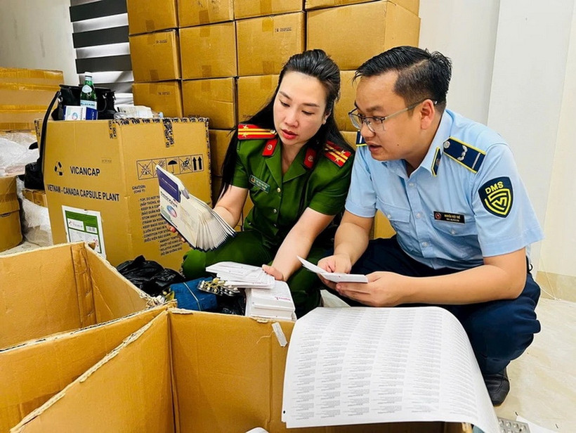 Lực lượng chức năng khám xét các địa điểm liên quan đến ổ nhóm. (Ảnh: Công an Hà Nội)