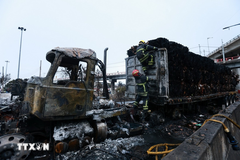 Hiện trường vụ nổ xe bồn chở gas ở Mexico City, Mexico ngày 10/9/2025. (Ảnh: THX/TTXVN)