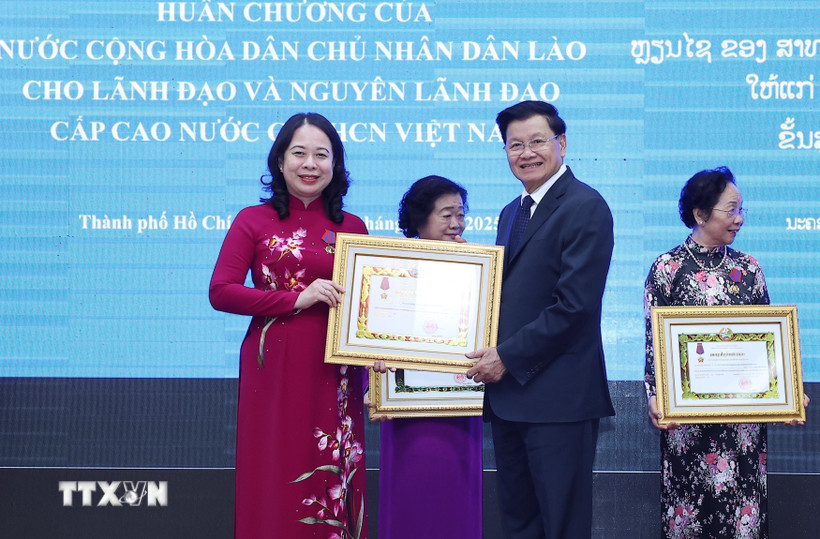 Tổng Bí thư, Chủ tịch nước Lào Thongloun Sisoulith trao Huân chương Tự do hạng Nhất của Nhà nước Lào tặng Phó Chủ tịch nước Võ Thị Ánh Xuân. (Ảnh: Lâm Khánh/TTXVN)