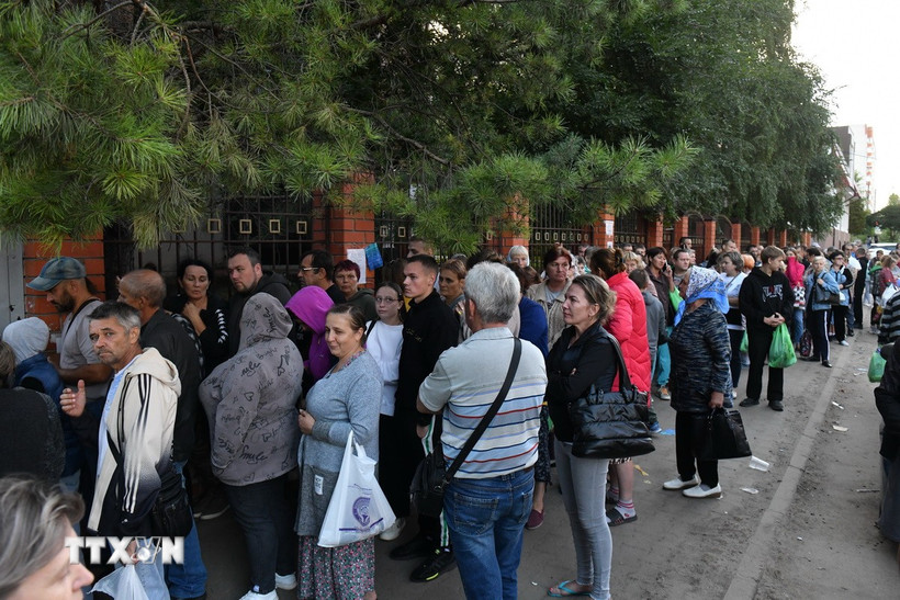 Người dân chờ nhận hàng viện trợ tại tỉnh Kursk, Nga ngày 13/8/2024. (Ảnh: THX/TTXVN)