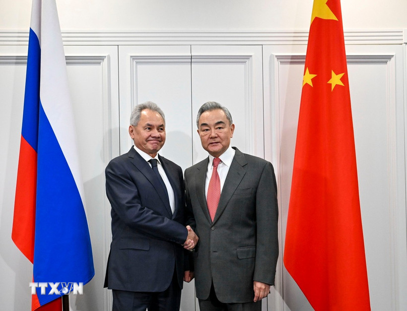 Bộ trưởng Ngoại giao Trung Quốc Vương Nghị và Thư ký Hội đồng An ninh Liên bang Nga Sergei Shoigu chủ trì vòng tham vấn an ninh chiến lược Trung-Nga lần thứ 20 ở Moskva, Nga, ngày 2/12/2025. (Ảnh: THX/TTXVN)