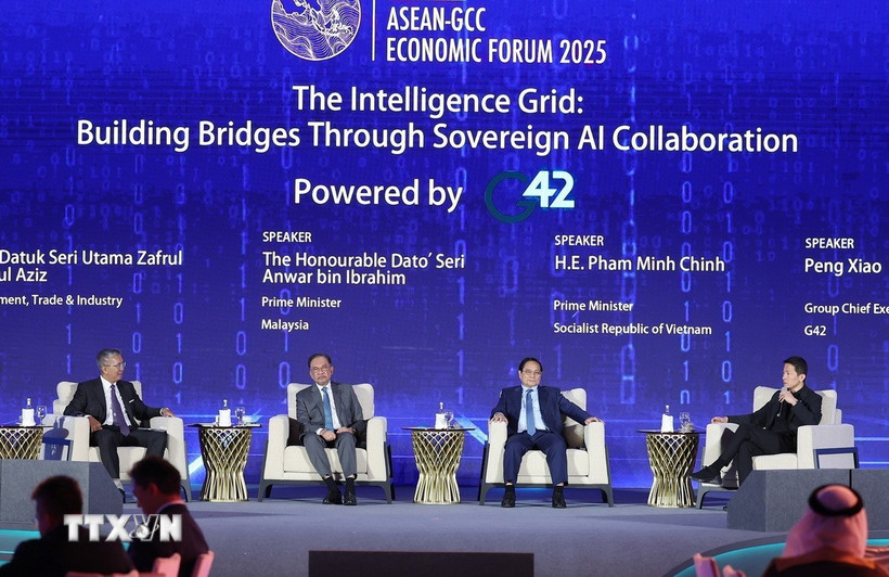 Thủ tướng Phạm Minh Chính và Thủ tướng Malaysia Anwar Ibrahim tham dự phiên thảo luận. (Ảnh: Dương Giang/TTXVN)