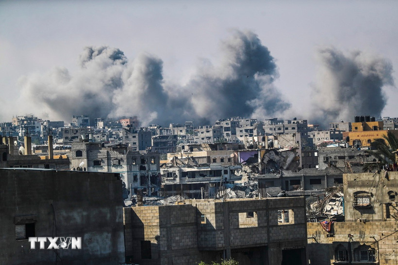 Khói bốc lên sau vụ không kích của Israel xuống thành phố Gaza, ngày 19/4/2025. (Ảnh: THX/TTXVN)