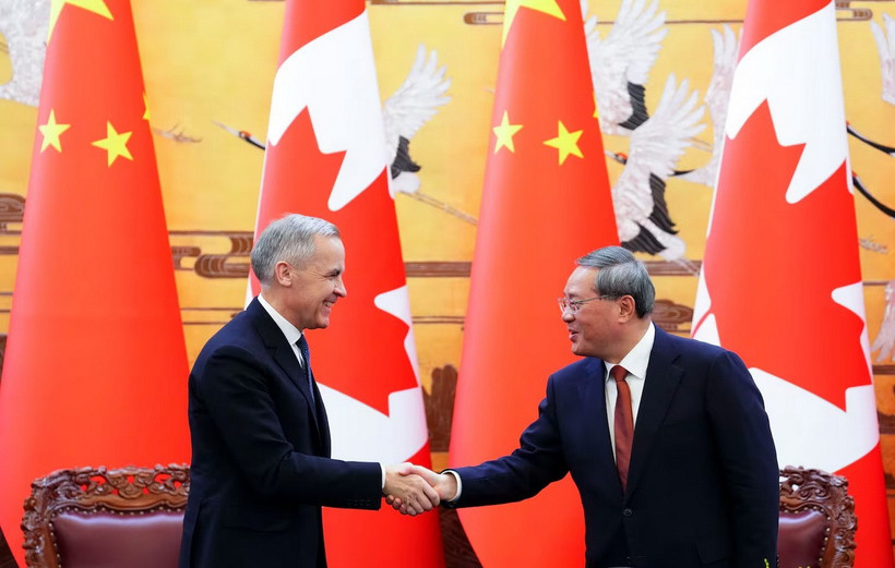 Thủ tướng Canada Mark Carney và Thủ hiến Trung Quốc Lý Khương bắt tay sau lễ ký kết tại Đại lễ đường Nhân dân ở Bắc Kinh, Trung Quốc vào thứ Năm, ngày 15/1. (Nguồn: Canadian Press)