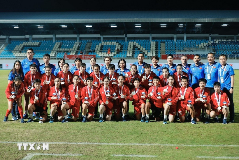 Ban huấn luyện và các cầu thủ nữ Việt Nam. (Ảnh: Minh Quyết/TTXVN)