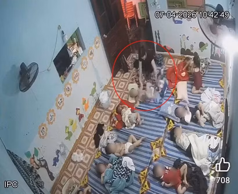 Vụ bạo hành trẻ tại Hưng Yên: Chuyển khẩn cấp 55 cháu sang cơ sở khác Mạng xã hội lan truyền clip nghi bạo hành trẻ. (Ảnh: Chụp từ camera)