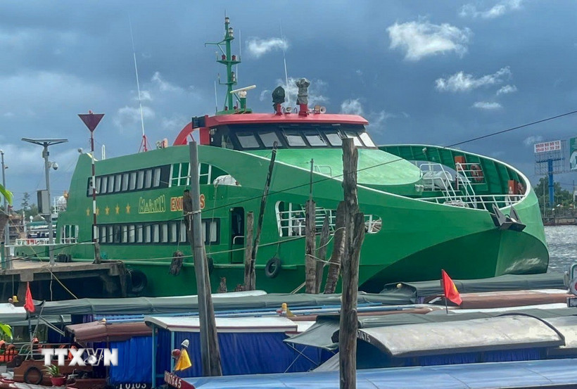 Tàu Mai Linh Express neo đậu tại bến Ninh Kiều, thành phố Cần Thơ. (Ảnh: TTXVN phát)