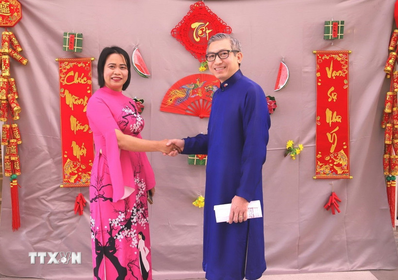 Chủ tịch Hội người Việt Nam tại Israel Trương Thị Hồng và Đại sứ Việt Nam tại Israel Lý Đức Trung. (Ảnh: TTXVN phát)