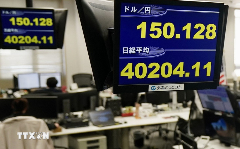 Chỉ số Nikkei-225 hiển thị trên bảng điện tử tại Tokyo. (Ảnh: Kyodo/TTXVN)