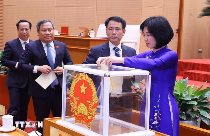 Các đại biểu Hội đồng Nhân dân thành phố Hà Nội bỏ phiếu bầu các chức danh lãnh đạo Hội đồng Nhân dân, Ủy ban Nhân dân thành phố. (Ảnh: Văn Điệp/TTXVN)
