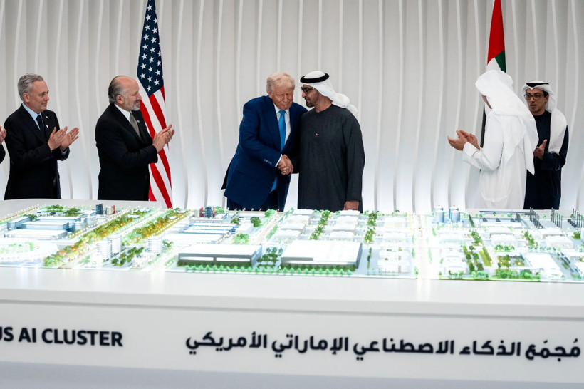 Tổng thống Trump và Tổng thống Các Tiểu vương quốc Ả Rập Thống nhất, Sheikh Mohammed bin Zayed, tại cung điện tổng thống ở Abu Dhabi ngày 15/5. (Ảnh: nytimes)