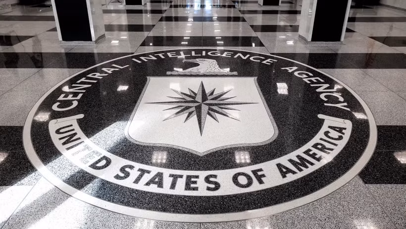Logo của Cơ quan Tình báo trung ương Mỹ tại lối vào trụ sở CIA ở McLean, Virginia. (Ảnh: Reuters)