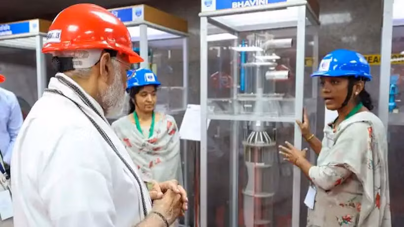 Thủ tướng Narendra Modi nghe giới thiệu về các tính năng của lò phản ứng PFBR công suất 500 MWe. (Ảnh: WNN)