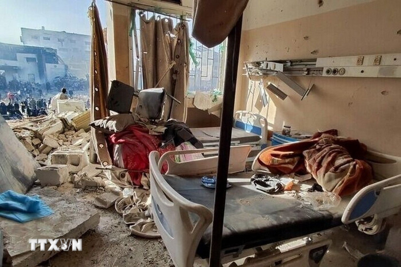 Bệnh viện Kamal Adwan ở phía Bắc Gaza bị tàn phá sau vụ pháo kích của Israel. (Ảnh: IRNA/TTXVN)