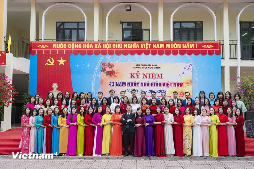 Đội ngũ giáo viên Trường Trung học Cơ sở Ngô Sĩ Liên, tỉnh Bắc Ninh. (Nguồn: Vietnam+)