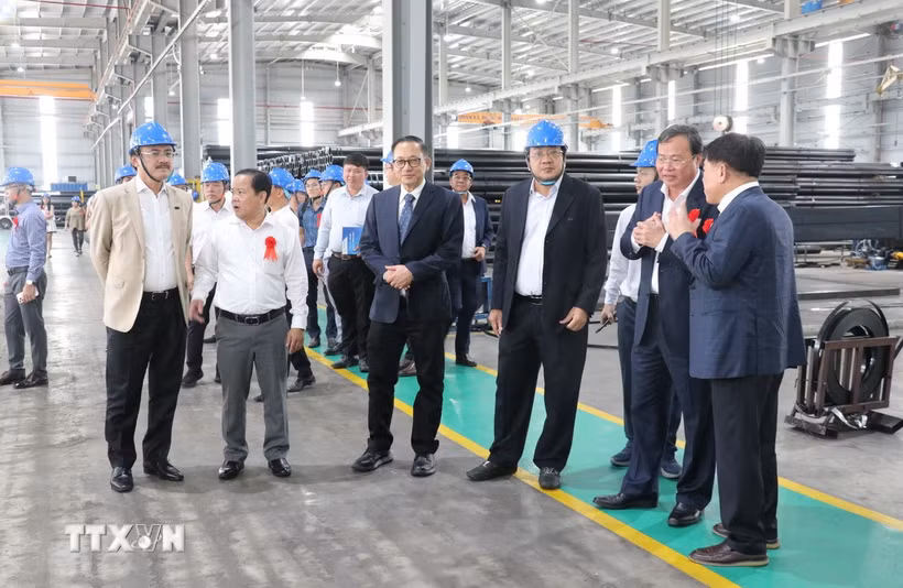 Các đại biểu tham quan Nhà máy sản xuất, kinh doanh sản phẩm thép Hòa Phát Long An. (Ảnh: Bùi Giang/TTXVN)