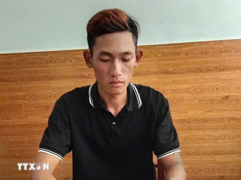 Đối tượng Ngô Chí Khang ra đầu thú để được hưởng sự khoan hồng của pháp luật. (Ảnh: TTXVN phát)