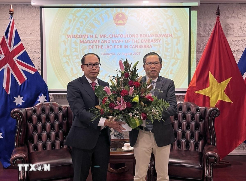 Đại sứ Lào Chatoulong Bouasisavath (trái) và Đại sứ Việt Nam Phạm Hùng Tâm. (Ảnh: TTXVN phát)