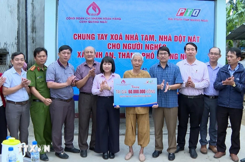 Chính quyền và cộng đồng doanh nghiệp tỉnh Quảng Ngãi chung tay hỗ trợ xóa nhà tạm, nhà dột nát cho các gia đình khó khăn. (Ảnh: TTXVN phát)