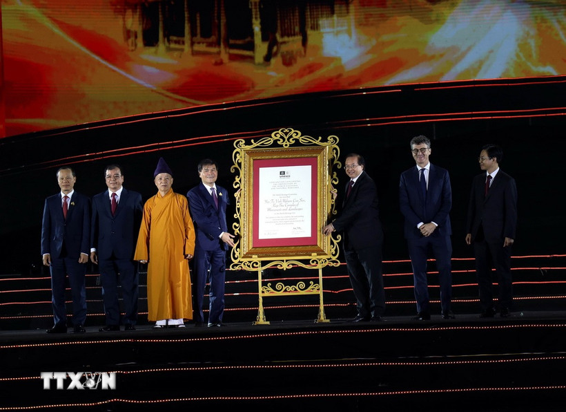 Thứ trưởng Bộ Văn hóa, Thể thao và Du lịch Tạ Quang Đông trao Bằng UNESCO ghi danh Quần thể Di tích và Danh thắng Yên Tử - Vĩnh Nghiêm - Côn Sơn, Kiếp Bạc là Di sản văn hóa thế giới cho 3 địa phương Hải Phòng, Quảng Ninh, Bắc Ninh. (Ảnh: Đức Hiếu/TTXVN)