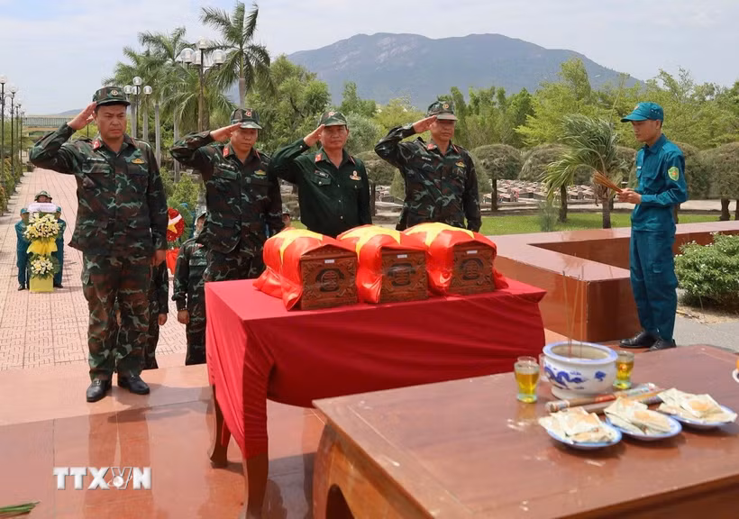 Lễ truy điệu 3 anh hùng liệt sỹ sau khi được cất bốc và đưa về Nghĩa trang liệt sỹ Ninh Hòa - Vạn Ninh. (Ảnh: TTXVN phát)