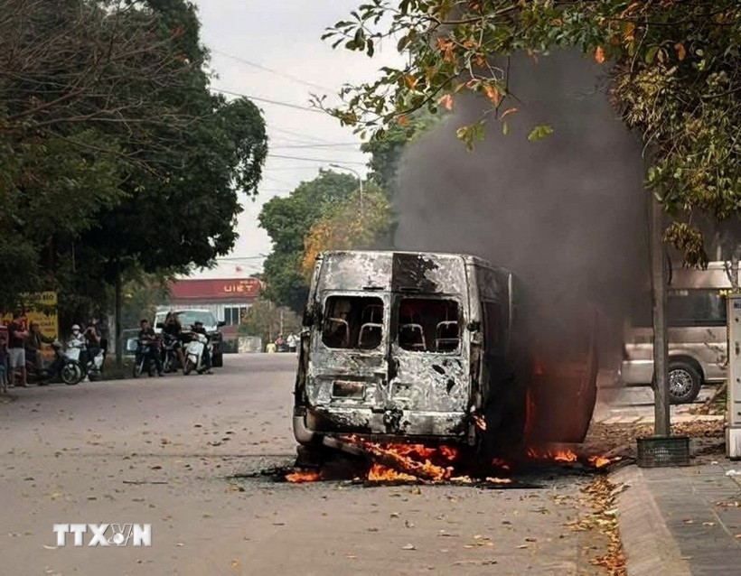 Hiện trường vụ cháy xe ôtô. (Ảnh: TTXVN phát)