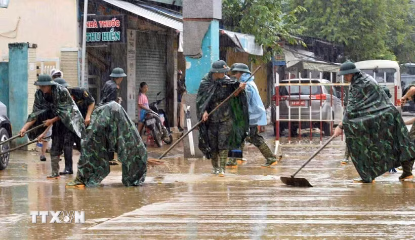Lực lượng quân đội giúp dân vệ sinh môi trường khắc phục sau mưa lũ. (Ảnh: Trần Tĩnh/TTXVN)