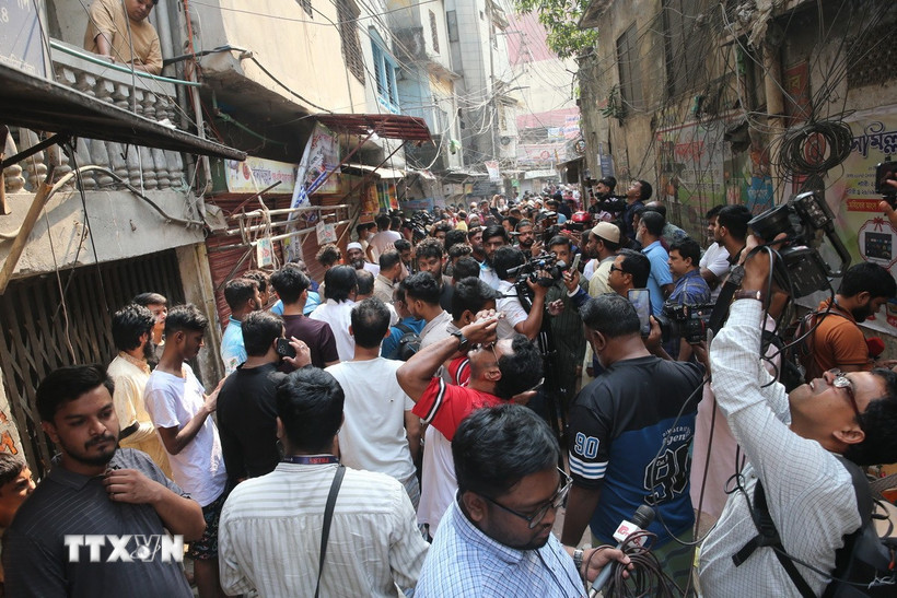 Người dân sơ tán ra bên ngoài những ngôi nhà sau trận động đất ở Dhaka, Bangladesh, ngày 21/11/2025. (Ảnh: THX/TTXVN)