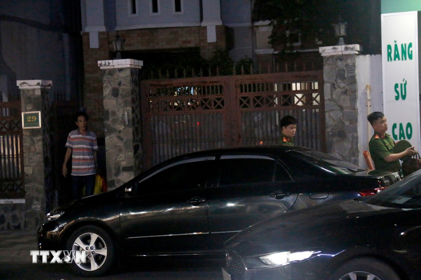 Cơ quan Cảnh sát điều tra tại nhà ông Nguyễn Văn Thành, cựu Giám đốc Bệnh viện Đa khoa Bình Thuận vào tối ngày 3/10. (Ảnh: Nguyễn Thanh/TTXVN)